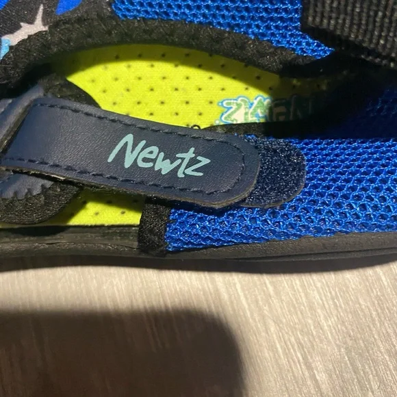 Newts blue green sharks boys, water shoes, size 2/3 adjustable strap - Picture 2 of 6